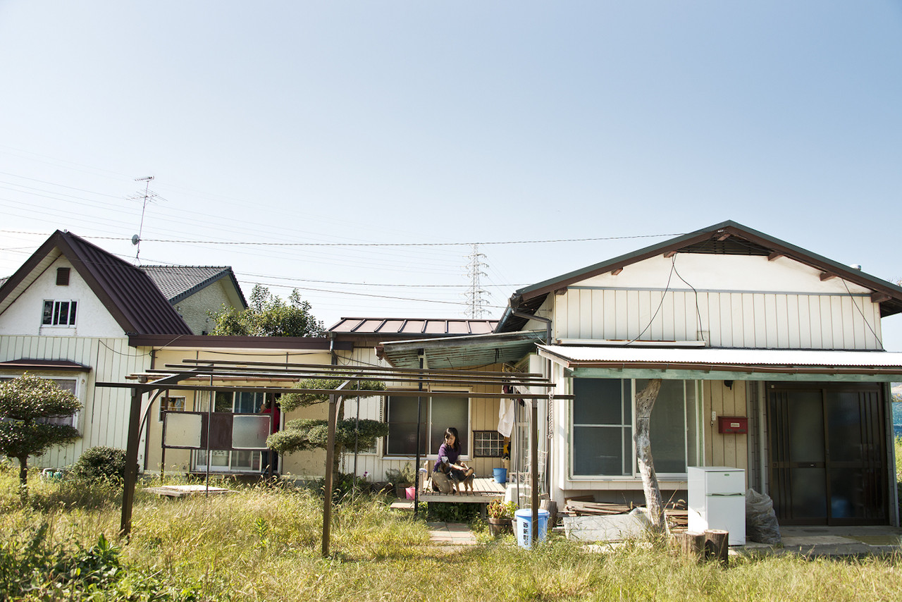 活動拠点外観。家屋の右側に畑がある