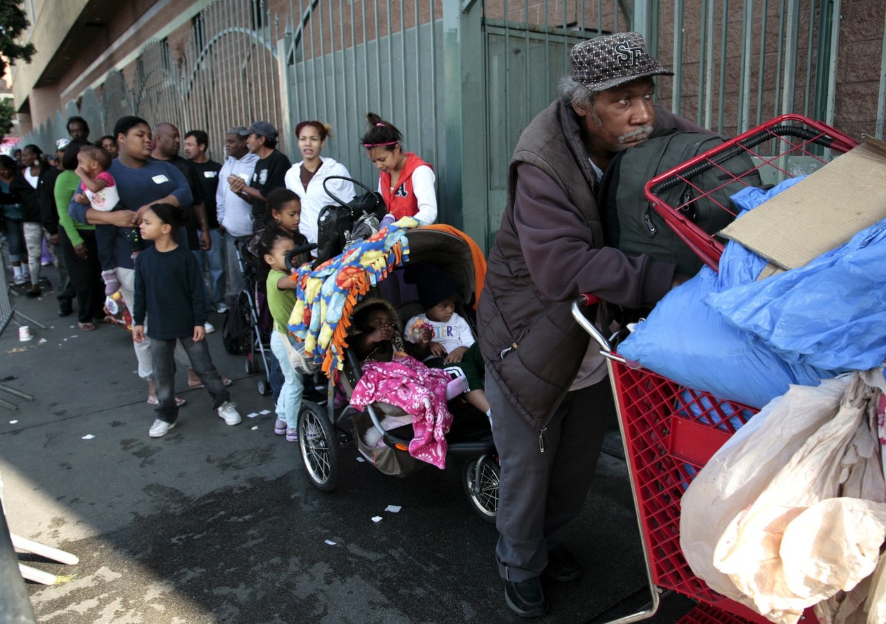 LA skid Row making line for food