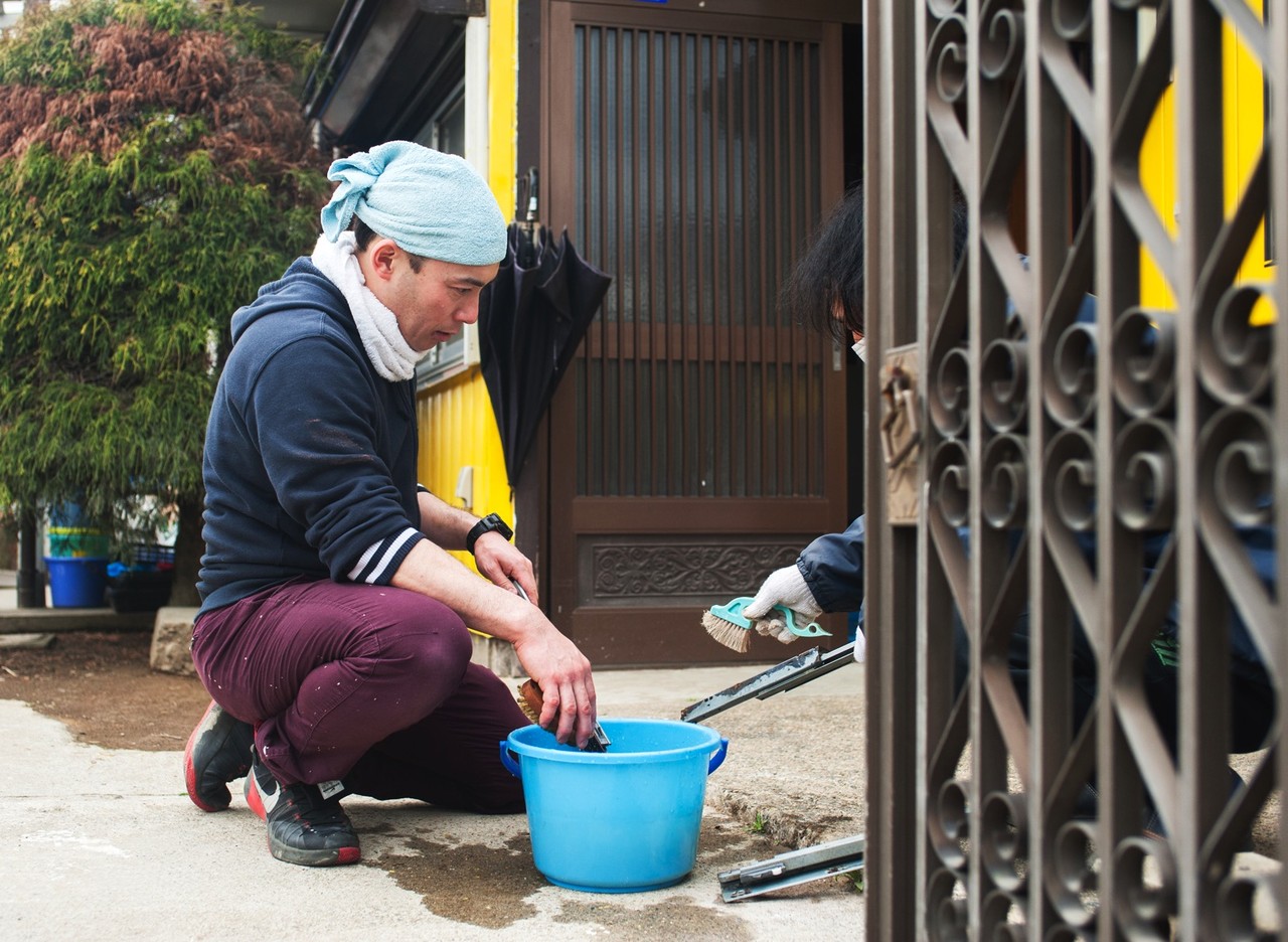 利用者の男性と作業をする瀬谷さん